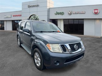 Used 2010 Nissan Pathfinder SE image 1
