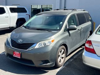 Used 2013 Toyota Sienna LE image 1