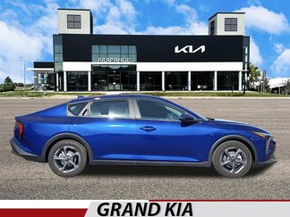 New 2025 Kia K4 LXS image 1