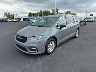 Used 2023 Chrysler Pacifica Touring-L image 1