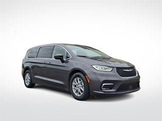 Used 2023 Chrysler Pacifica Touring-L image 1