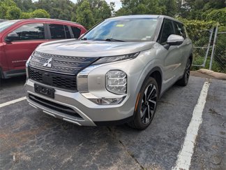 Used 2024 Mitsubishi Outlander SE image 1