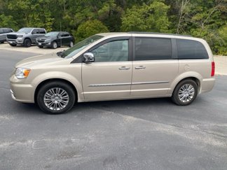 Used 2015 Chrysler Town & Country Touring-L w/ Driver Convenience Group image 1