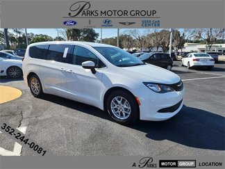 Used 2022 Chrysler Voyager LX image 1