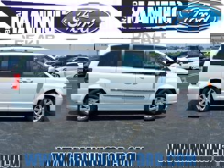 Used 2015 Chrysler Town & Country Touring image 1