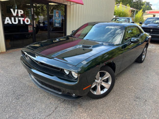 Used 2017 Dodge Challenger SXT image 1