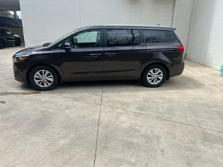 Used 2017 Kia Sedona LX w/ LX Essentials Premium Package image 1