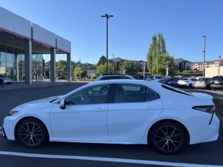 Used 2022 Toyota Camry SE image 1