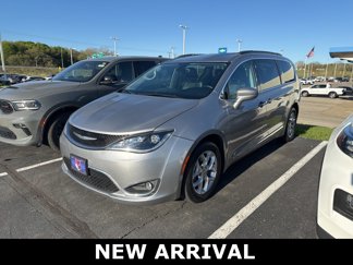 Used 2017 Chrysler Pacifica Touring-L w/ Tire & Wheel Group image 1