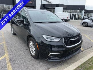Used 2022 Chrysler Pacifica Touring-L image 1