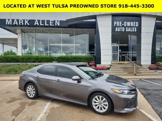 Used 2018 Toyota Camry LE image 1