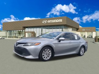 Used 2020 Toyota Camry LE image 1