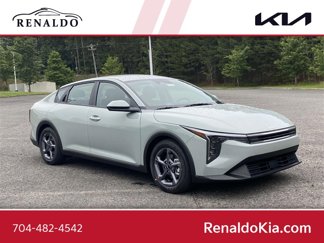 New 2025 Kia K4 LXS image 1