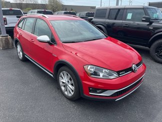 Used 2017 Volkswagen Golf Alltrack S image 1
