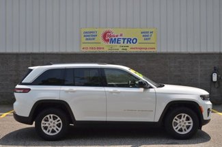 Used 2023 Jeep Grand Cherokee Laredo image 1