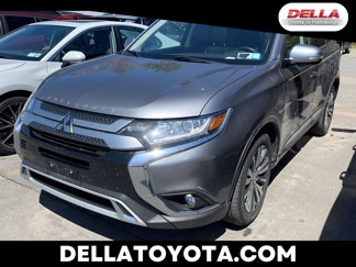 Used 2020 Mitsubishi Outlander SE image 1