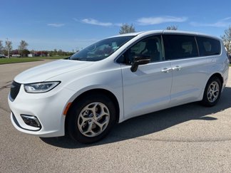 Used 2024 Chrysler Pacifica Limited image 1