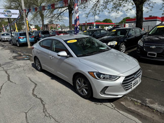 Used 2017 Hyundai Elantra SE image 1