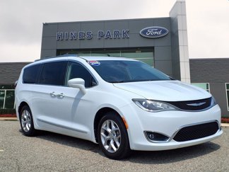 Used 2018 Chrysler Pacifica Touring-L w/ Tire & Wheel Group image 1