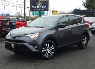 Used 2018 Toyota RAV4 LE image 1