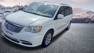 Used 2016 Chrysler Town & Country Touring image 1