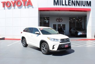 Used 2017 Toyota Highlander LE image 1