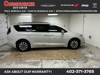 Used 2021 Chrysler Pacifica Limited w/ Uconnect Theater Family Group image 1