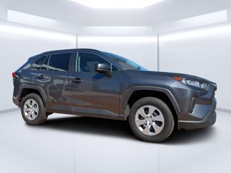 Used 2021 Toyota RAV4 LE image 1