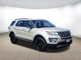 Used 2017 Ford Explorer XLT image 1