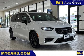 New 2025 Chrysler Pacifica Limited image 1