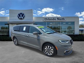 Used 2022 Chrysler Pacifica Touring-L w/ Uconnect Theater Family Group image 1