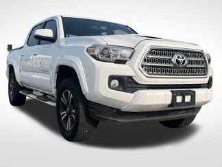 Used 2017 Toyota Tacoma TRD Sport image 1