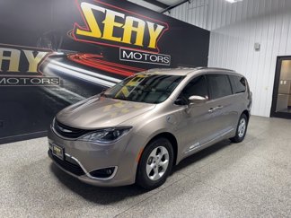 Used 2018 Chrysler Pacifica Touring-L image 1
