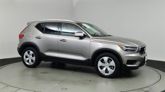 Used 2022 Volvo XC40 T4 Momentum image 1