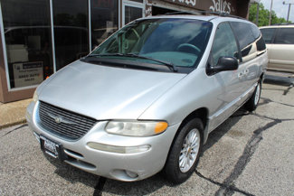 Used 2000 Chrysler Town & Country LX image 1
