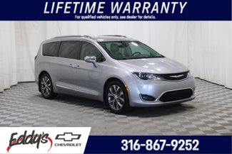 Used 2017 Chrysler Pacifica Limited image 1