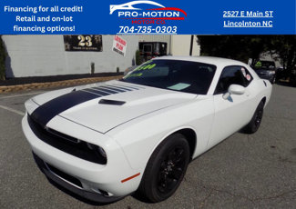 Used 2017 Dodge Challenger SXT image 1