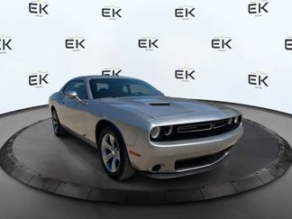 Used 2015 Dodge Challenger SXT image 1
