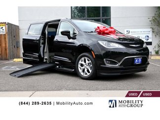 Used 2020 Chrysler Pacifica Touring-L w/ Tire & Wheel Group image 1