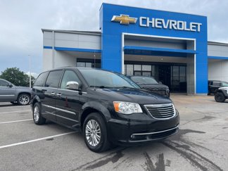 Used 2015 Chrysler Town & Country Touring-L w/ Driver Convenience Group image 1