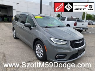 Used 2023 Chrysler Pacifica Touring-L image 1