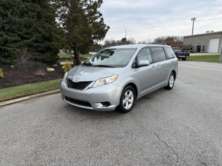 Used 2011 Toyota Sienna LE image 1