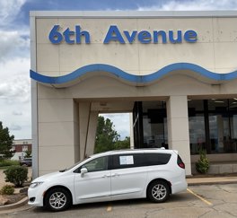 Used 2020 Chrysler Pacifica Touring-L image 1