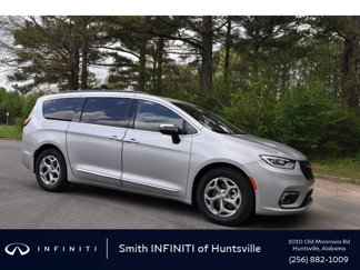 Used 2023 Chrysler Pacifica Limited w/ Uconnect Theater Family Group image 1