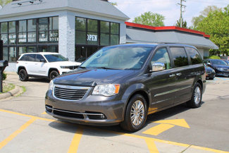 Used 2016 Chrysler Town & Country Touring-L image 1