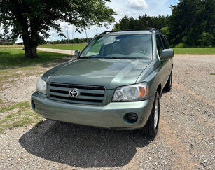 Used 2005 Toyota Highlander 2WD w/ 3rd Row image 1