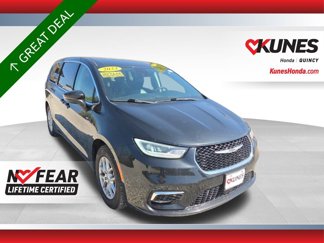 Used 2023 Chrysler Pacifica Touring-L image 1
