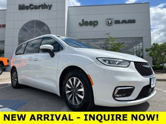 Used 2023 Chrysler Pacifica Touring-L image 1