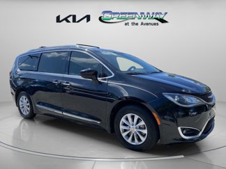 Used 2018 Chrysler Pacifica Touring-L image 1