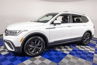 Used 2023 Volkswagen Tiguan SE image 1